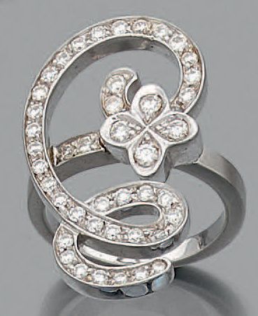 null Importante bague «volute et fleurette» en or gris (750 millièmes) ajouré partiellement...