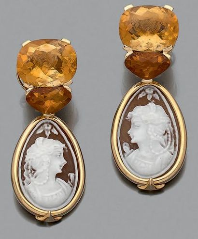 FOCHTMANN 
Paire de pendants d'oreilles en or jaune (750 millièmes) serti d'un de...
