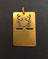 null Pendentif «signe zodiacal du cancer» rectangulaire en or jaune (750 millièmes)...