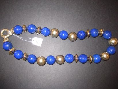null Important collier composé de perles rondes de lapis lazuli alternées de boules...