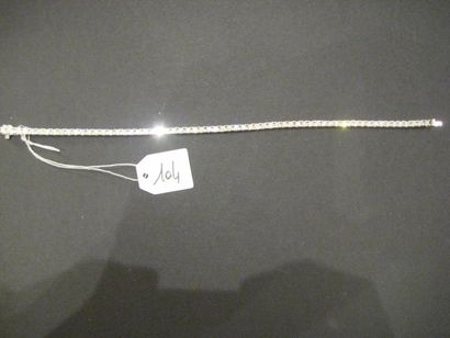 null Bracelet en or gris (750 millièmes) serti d'un alignement de 63 diamants taille...