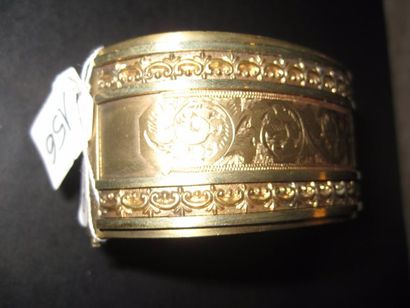 null Bracelet manchette rigide ouvrant en métal doré partiellement sculpté et ciselé...