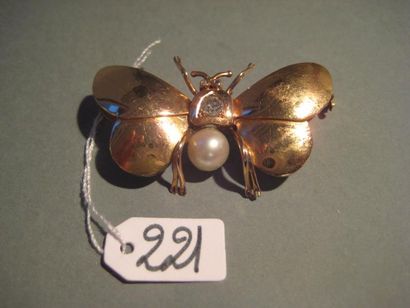 null Broche en or jaune 18K (750) stylisée d'un papillon orné d'un diamant taillé...