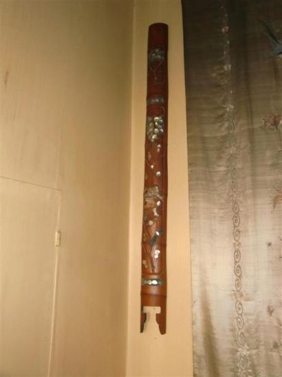 null Deux éléments en bambou et nacre
H. 155 cm environ
