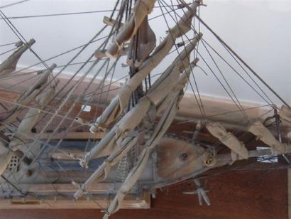 null Maquette de voilier ancien sous globe
H. 69 cm x L. 82 cm x P. 32 cm 