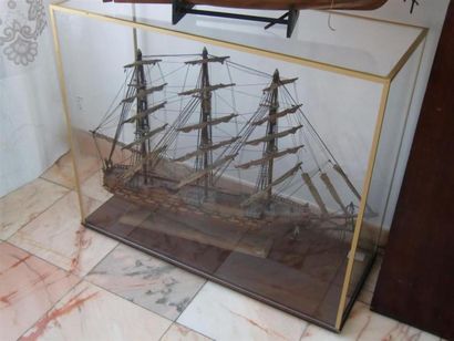 null Maquette de voilier ancien sous globe
H. 69 cm x L. 82 cm x P. 32 cm 