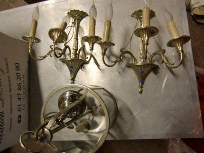 null Lot : 
une lanterne moderne en métal argenté . H. 51 cm + une paire d'appliques...