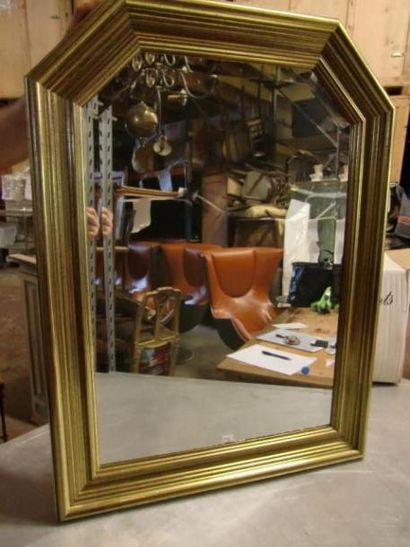 null Un miroir moderne en stuc doré à pans coupés.
77,5 x 57,5 cm