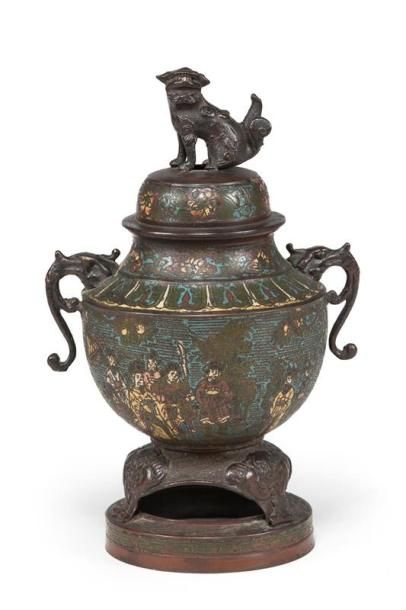 null Vase couvert en bronze cloisonné à décor d'une assemblée
de personnages.
Japon,...