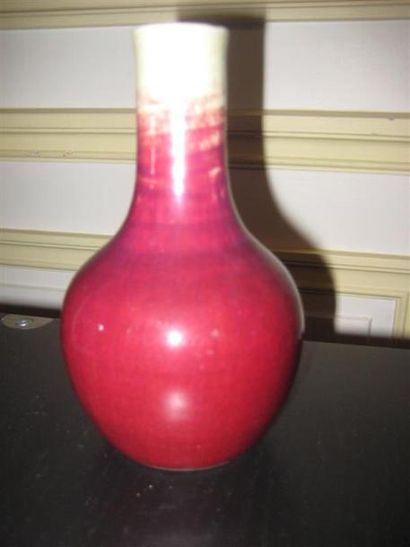 null Petit vase en faïence émaillé rouge et beige à long col
Chine, XIXème siècle
H...