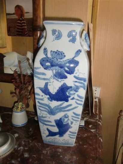 null Paire de vases en porcelaine bleu et blanc à décor de poissons. Travail asiatique...