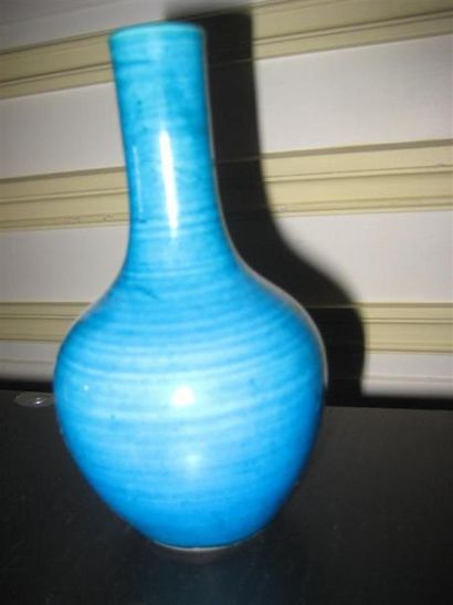 null Petit vase émaillé bleu à long col
Chine, XVIIIème siècle
H : 15 cm