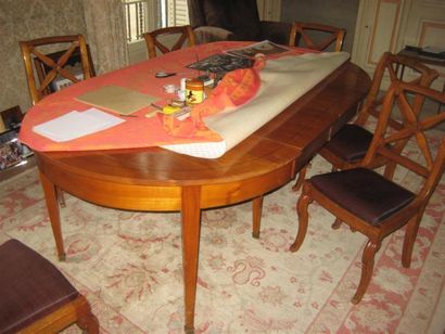 null Mobilier de salle à manger comprenant une table ronde et deux allonges en bois...