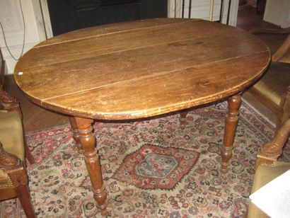 null Table en bois naturel à deux abattants, pietement en bois tourné
120 x 103 ...