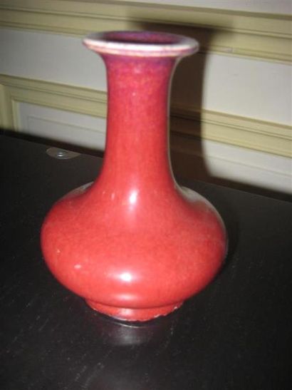 null Petit vase en faïence émaillé rouge à long col évasé
Chine, XIXème siècle
H...