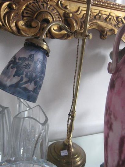 null Trois lampes de style 1900 
On joint un vase teinté violine
(accident resta...