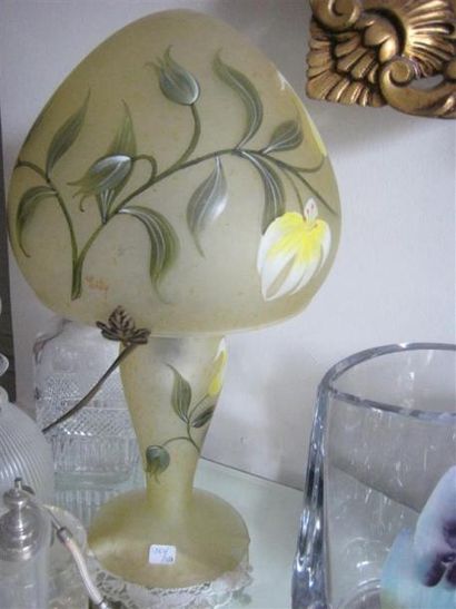 null Trois lampes de style 1900 
On joint un vase teinté violine
(accident resta...
