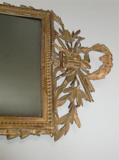 null Miroir en bois mouluré et sculpté, fronton à décor d'oiseau, flèche et branchage...