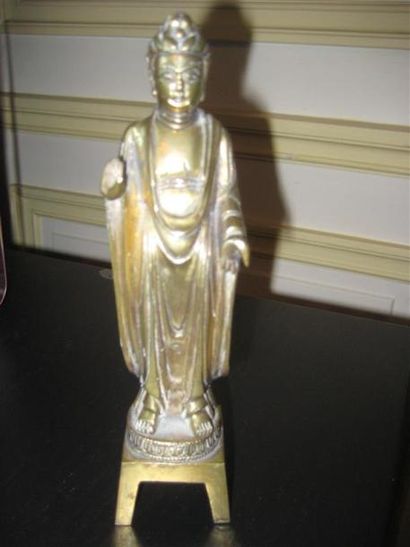 null Petit bouddha debout en bronze
Chine, XIXème siècle
H : 18 cm totale avec socle...