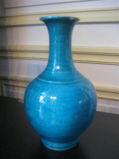 null Petit vase en faïence émaillé bleu à long col évasé
Chine, XVIIIème siècle
H...