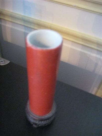 null Petit vase rouleau en faïence émaillé rouge
Chine, XIXème siècle
H : 11 cm 