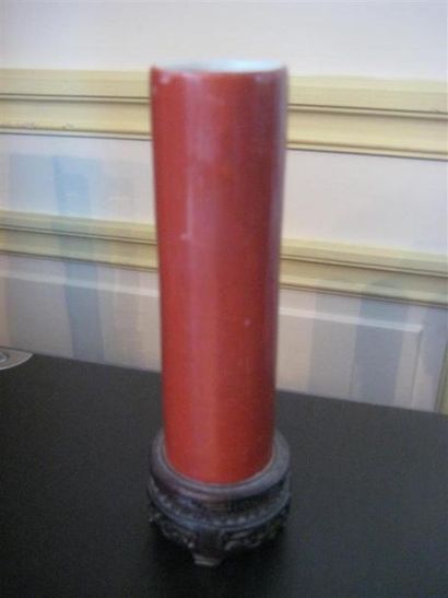 null Petit vase rouleau en faïence émaillé rouge
Chine, XIXème siècle
H : 11 cm 
