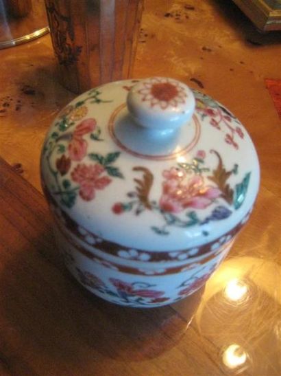 null Petit pot couvert en porcelaine à décor émaillé floral
Chine, XVIIIème siècle
H...