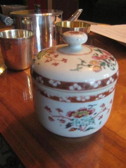 null Petit pot couvert en porcelaine à décor émaillé floral
Chine, XVIIIème siècle
H...
