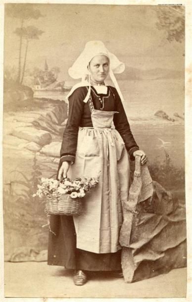 null J.DUCLOS (c.1825- ?). Type de bretons, quatre photographies, 1860/1870. Tirages...