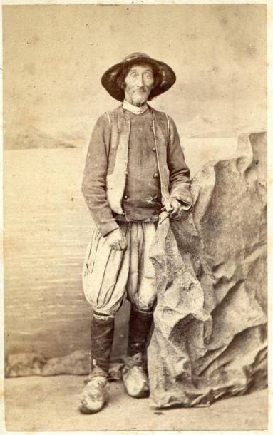 null J.DUCLOS (c.1825- ?). Type de bretons, quatre photographies, 1860/1870. Tirages...