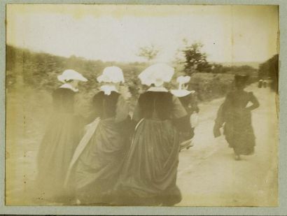 null Photographe non identifié. Album portant 50 photographies, 1907. Mont-Saint-Michel...