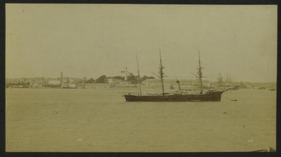 null NEURDEIN. Lorient, le port vers 1880. Tirage albuminé d'époque, 10,8 x 19,9...