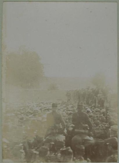 null Photographe amateur. Roscoff, expulsion des religieuses par l'armée, août 1902....
