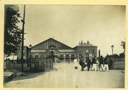 null Photographes non identifiés. Dix-huit photographies de Brest 1896-1935. Tirages...