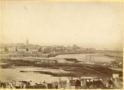 null ORDINAIRE. Cinq photographies de Saint Malo, vers 1880. Tirages albuminés d'époque,...