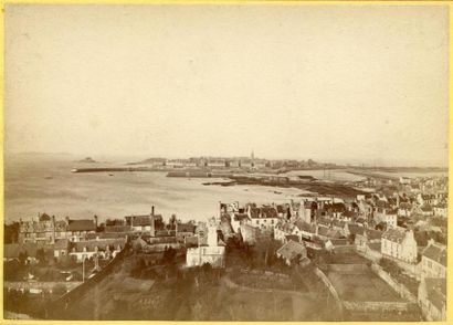 null ORDINAIRE. Cinq photographies de Saint Malo, vers 1880. Tirages albuminés d'époque,...
