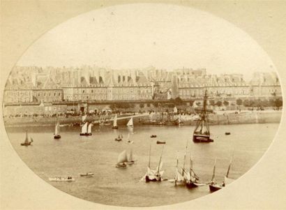 null ORDINAIRE. Cinq photographies de Saint Malo, vers 1880. Tirages albuminés d'époque,...