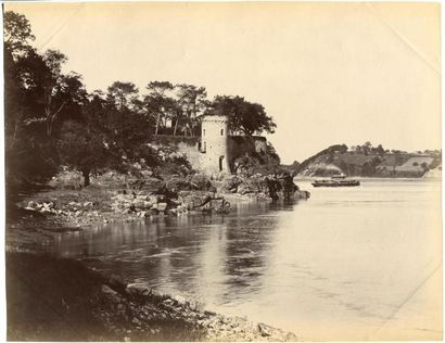 null Photographe non identifié. Trois photographies de Dinan, vers 1880. Tirages...