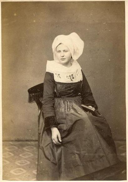 null Emile MAGE. Trois portraits de femmes, vers 1880. Tirages albuminés d'époque,...