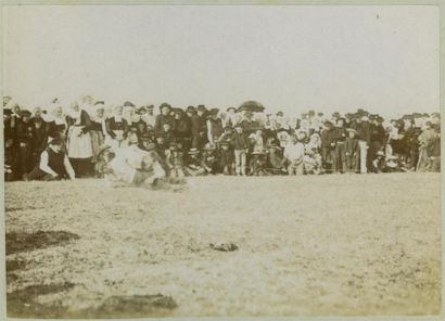 null Photographe non identifié. Huit photographies : lutte bretonne (Gouren), vers...