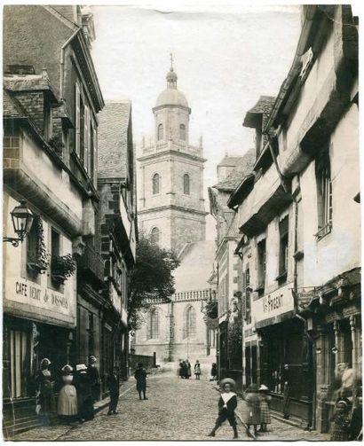 null Photographe non identifié. Morbihan, Auray, une rue animée, vers 1900. Tirage...