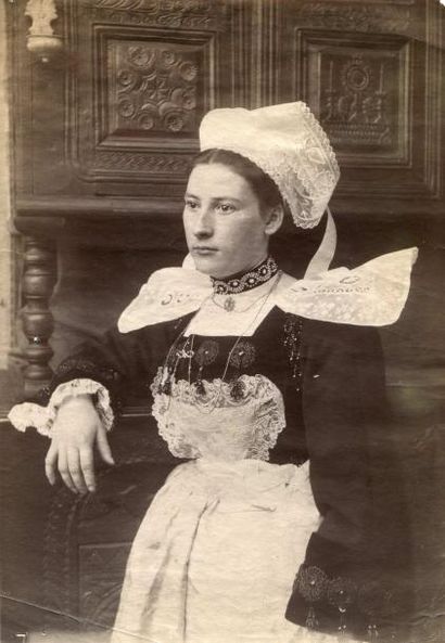 null Photographe non identifié. Portrait de femme en appui sur un buffet, vers 1890....