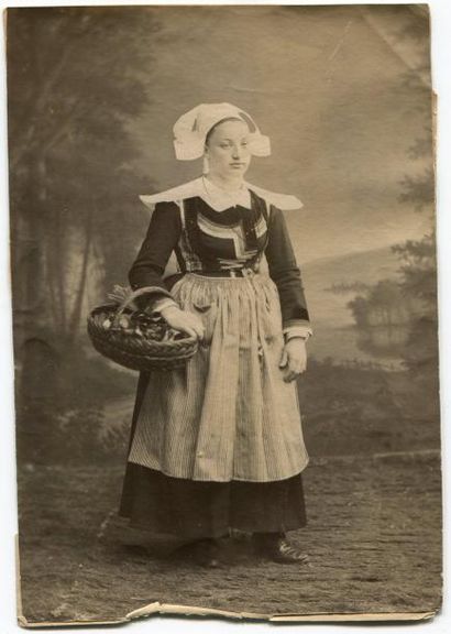 null Photographe non identifié. Portrait de femme au panier de victuaille, vers 1880....