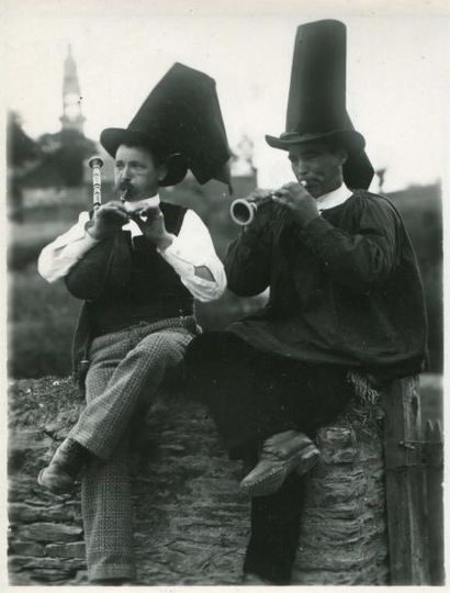 null JOS LE DOARE. Deux musiciens avec biniou et bombarde à Châteaulin, 1910. Tirage...