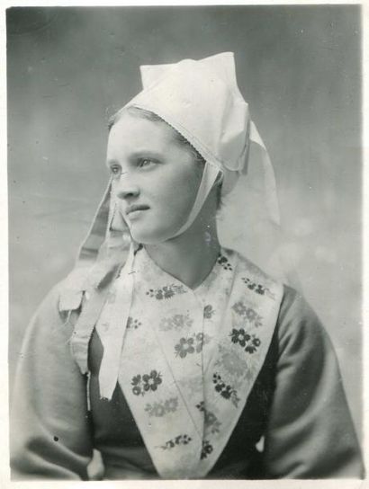 null JOS LE DOARE. Huit (8) photographies : portraits de bretons, 1910-1950. Tirages...