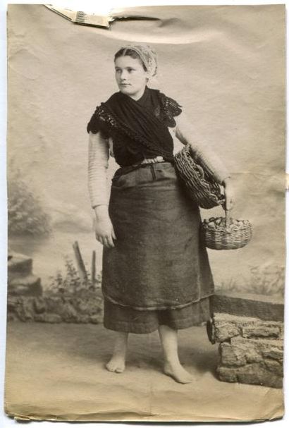 null Photographe non identifié. Portrait d'une jeune pêcheuse, vers 1880. Tirage...