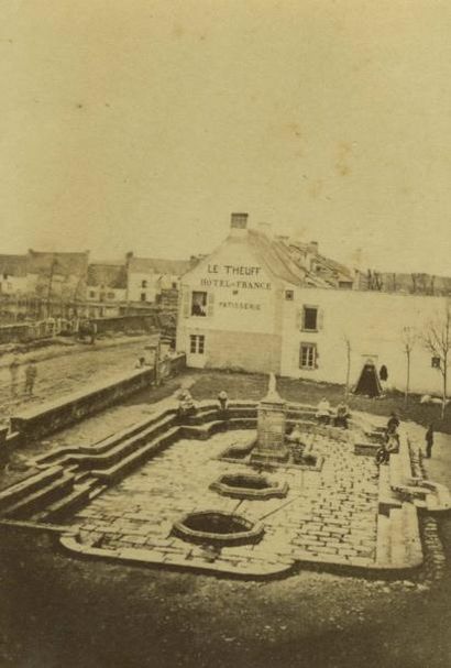 null PEPIN. Fontaine à Saint Anne d'Auray, vers 1860. Tirage albuminé d'époque, 8,8...