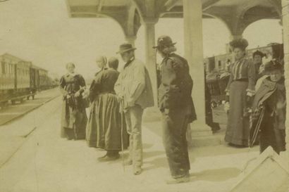 null Photographe non identifié. Gare de Rosporden, vers 1900. Tirage argentique d'époque,...