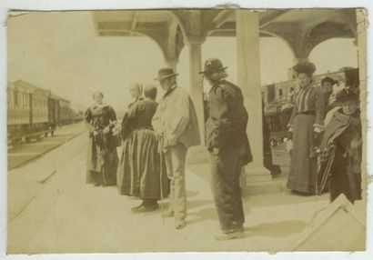 null Photographe non identifié. Gare de Rosporden, vers 1900. Tirage argentique d'époque,...