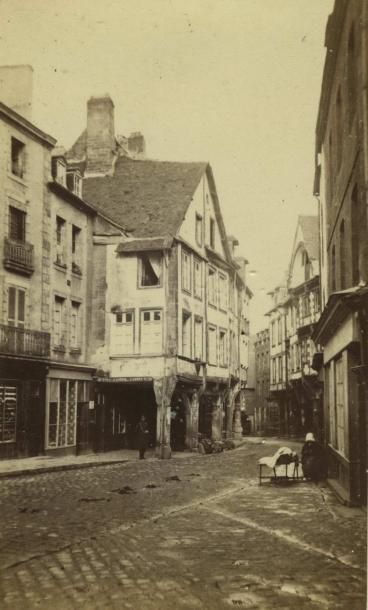 null GOUNOUF. Une rue de Dinan, vers 1860. Tirage albuminé d'époque, 9 x 5,4 cm,...